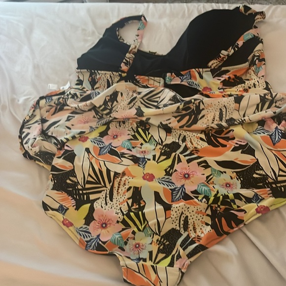 NWT Old Navy Floral-Print Secret-Slim Plus-Size Underwire One-Piece Swimsuit - Picture 4 of 8